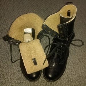 UGG Leather and sheepskin women boots 6.5M